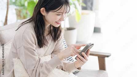 スマートフォンで講座を見る様子
